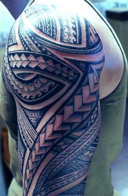  Tatouage maori, polynésien sur l'épaule et le haut du bras